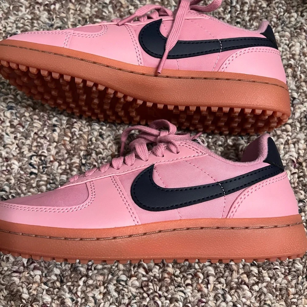 Brand new !!! Nike Women's Pink Sneakers - Picture 4 of 9